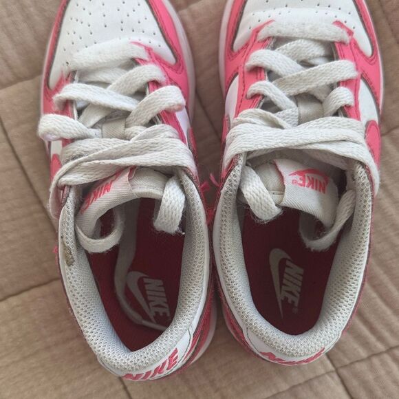 Nike Kids dunks in Pink and White - Picture 5 of 6